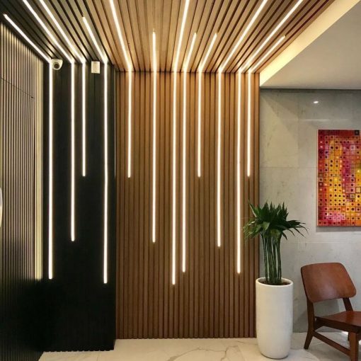 Luces LED integradas en panel WPC de recepción