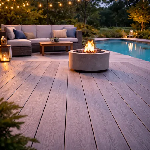 Deck WPC con fogata al atardecer