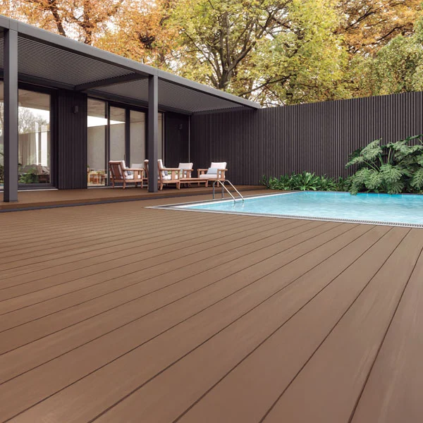 Deck WPC junto a piscina