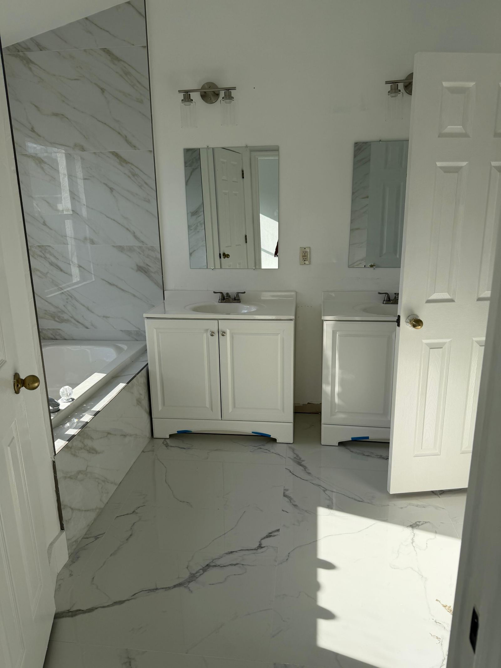 Baño principal con dos tocadores en mármol