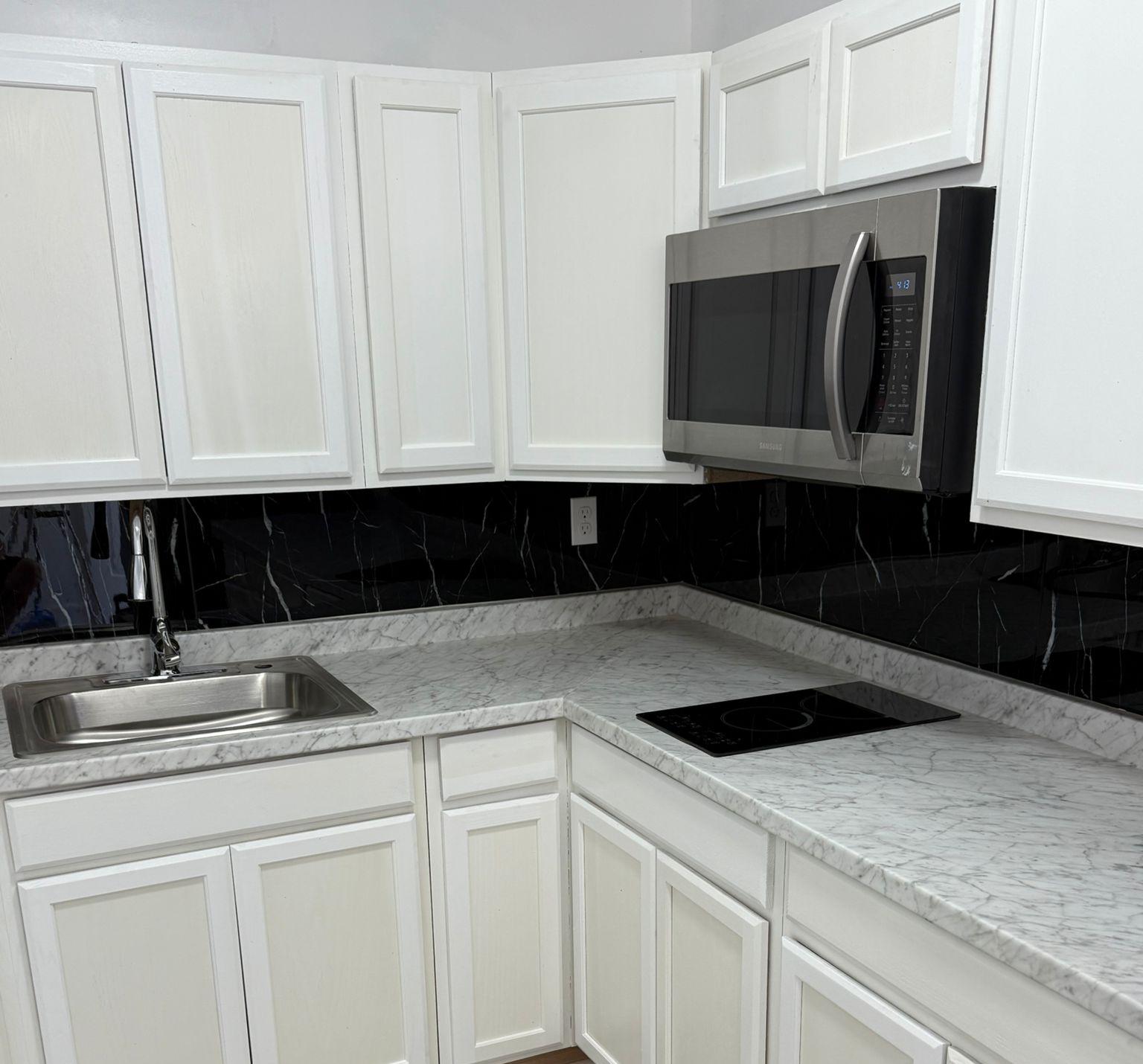 Cocina remodelada con mármol PVC negro
