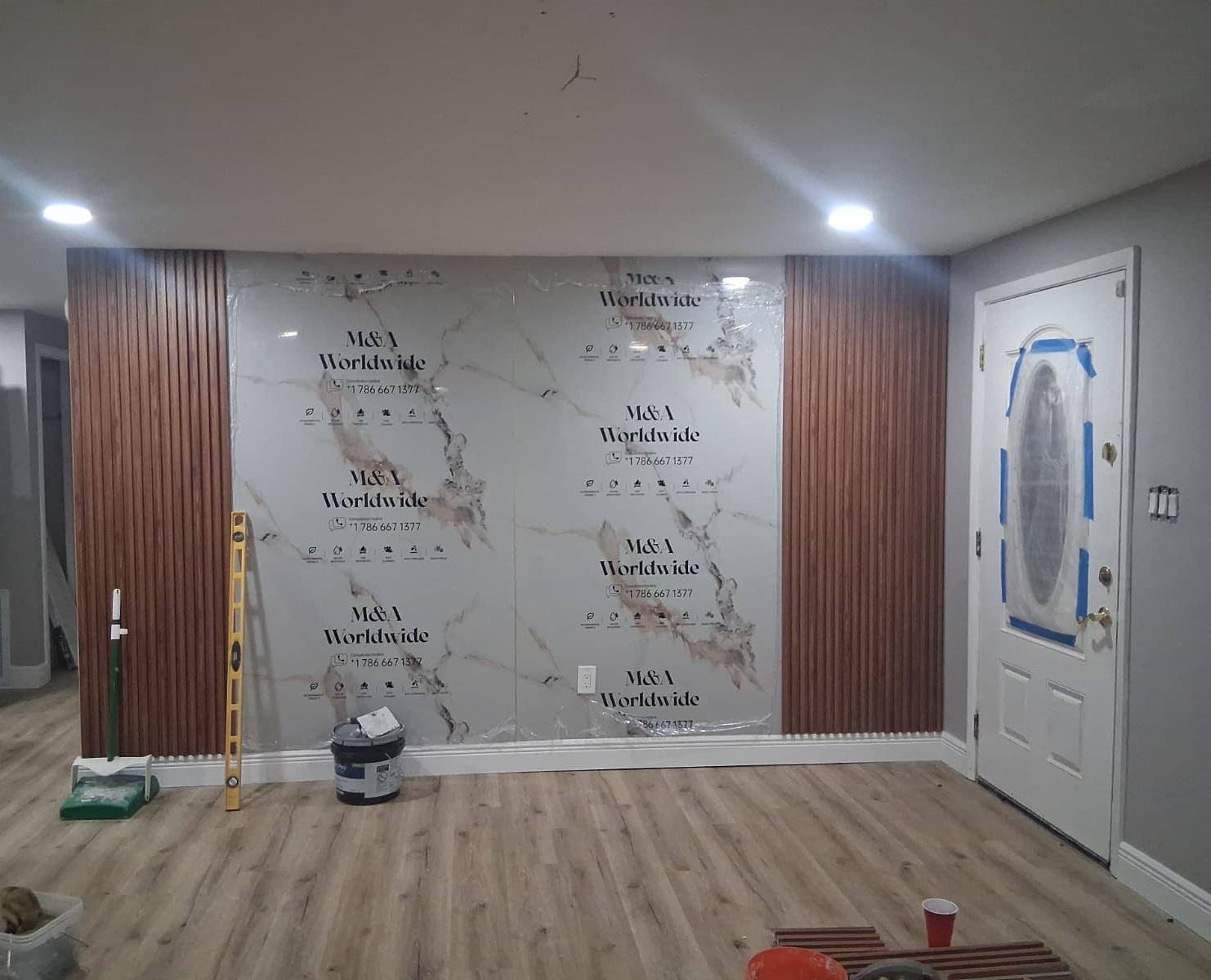 Pared con mural decorativo en paneles WPC