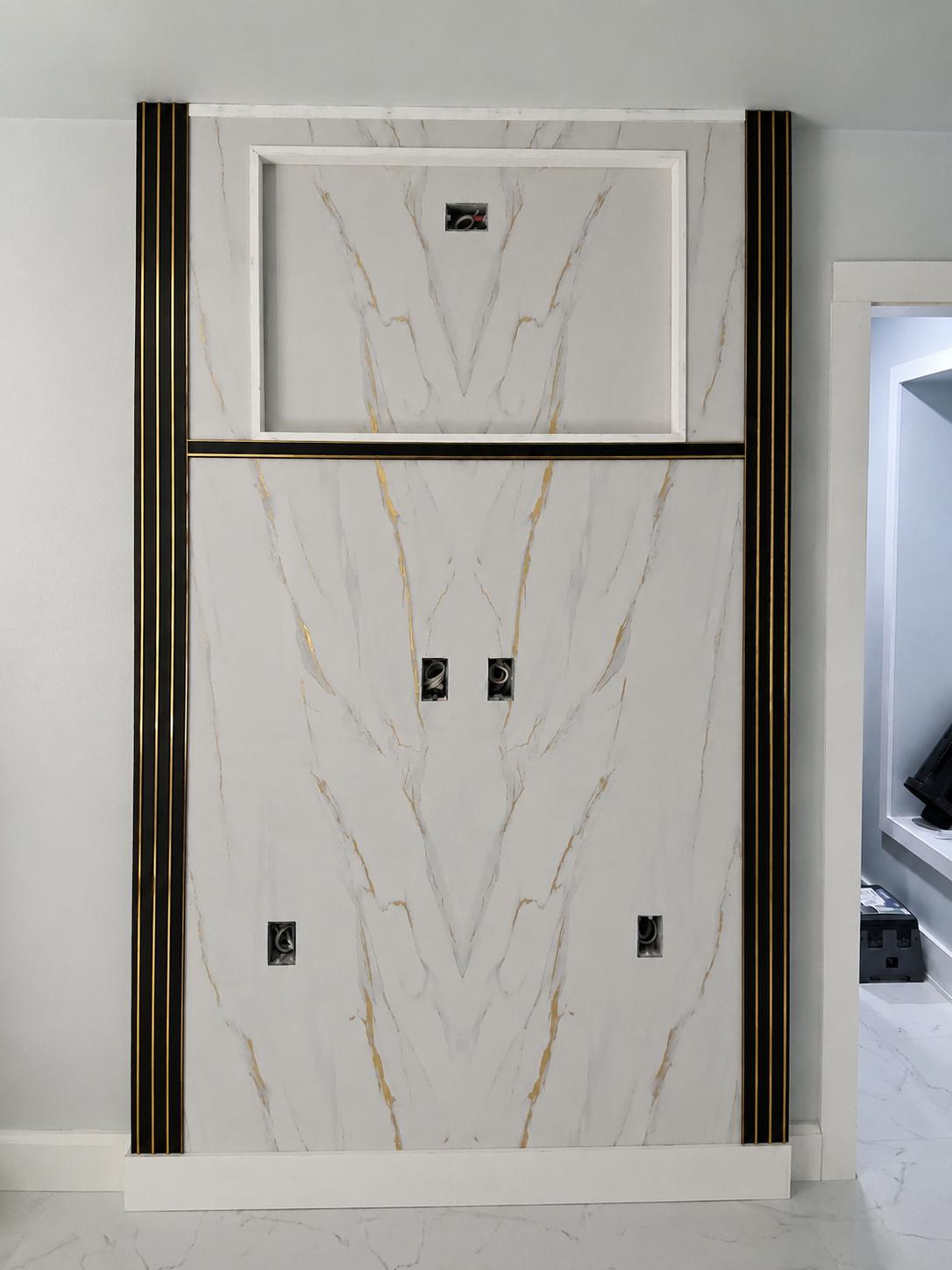 Pared de mármol PVC blanco y dorado con molduras negras y doradas