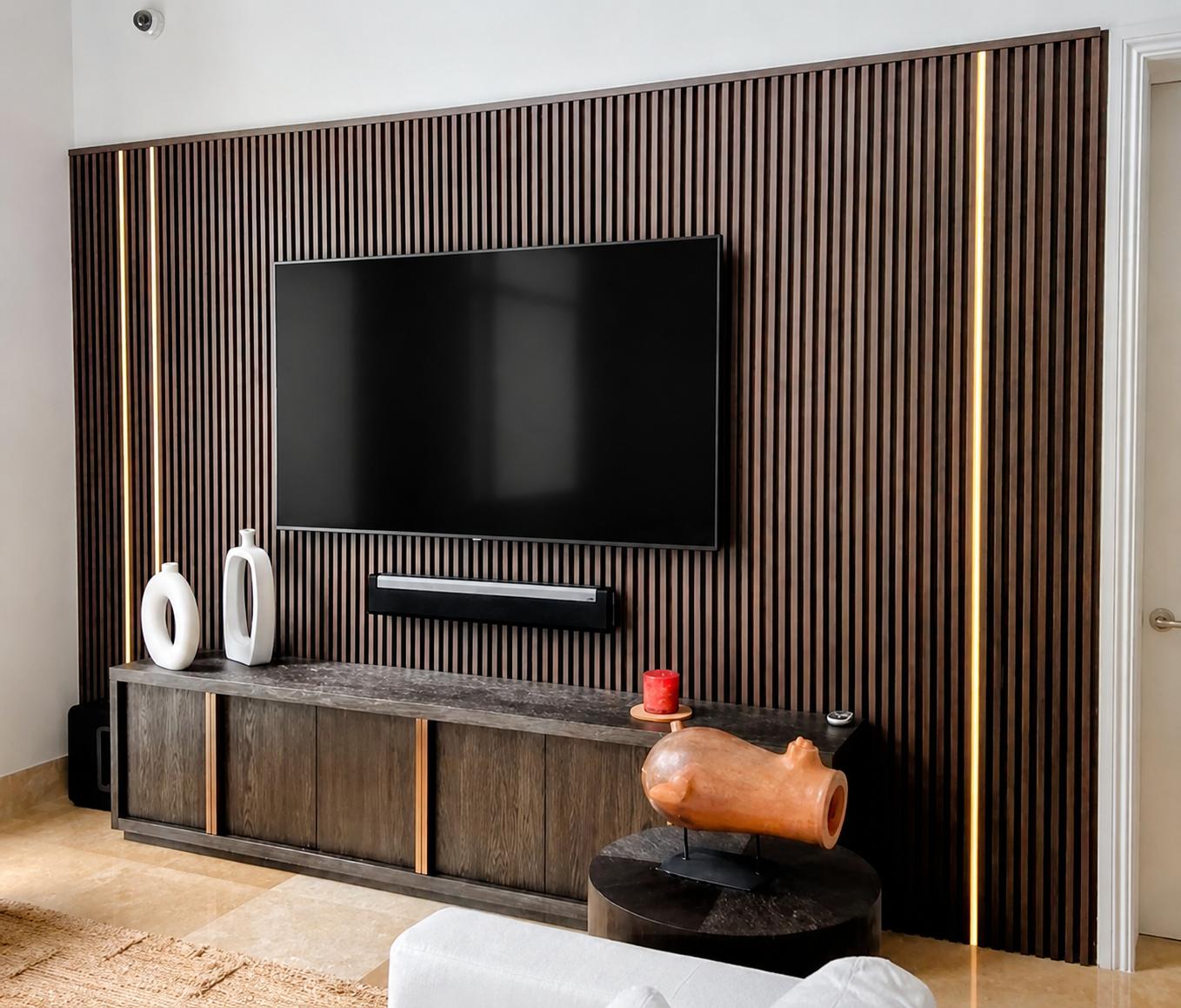 Sala con panel decorativo de lamas de madera, TV y consola