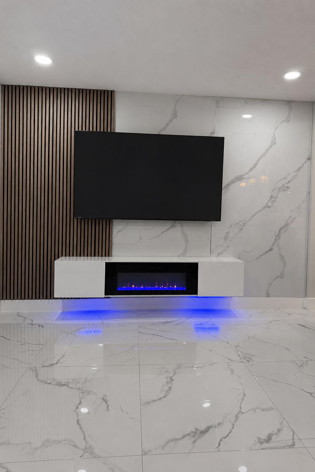 Sala con panel de mármol PVC, lamas y luces LED azules