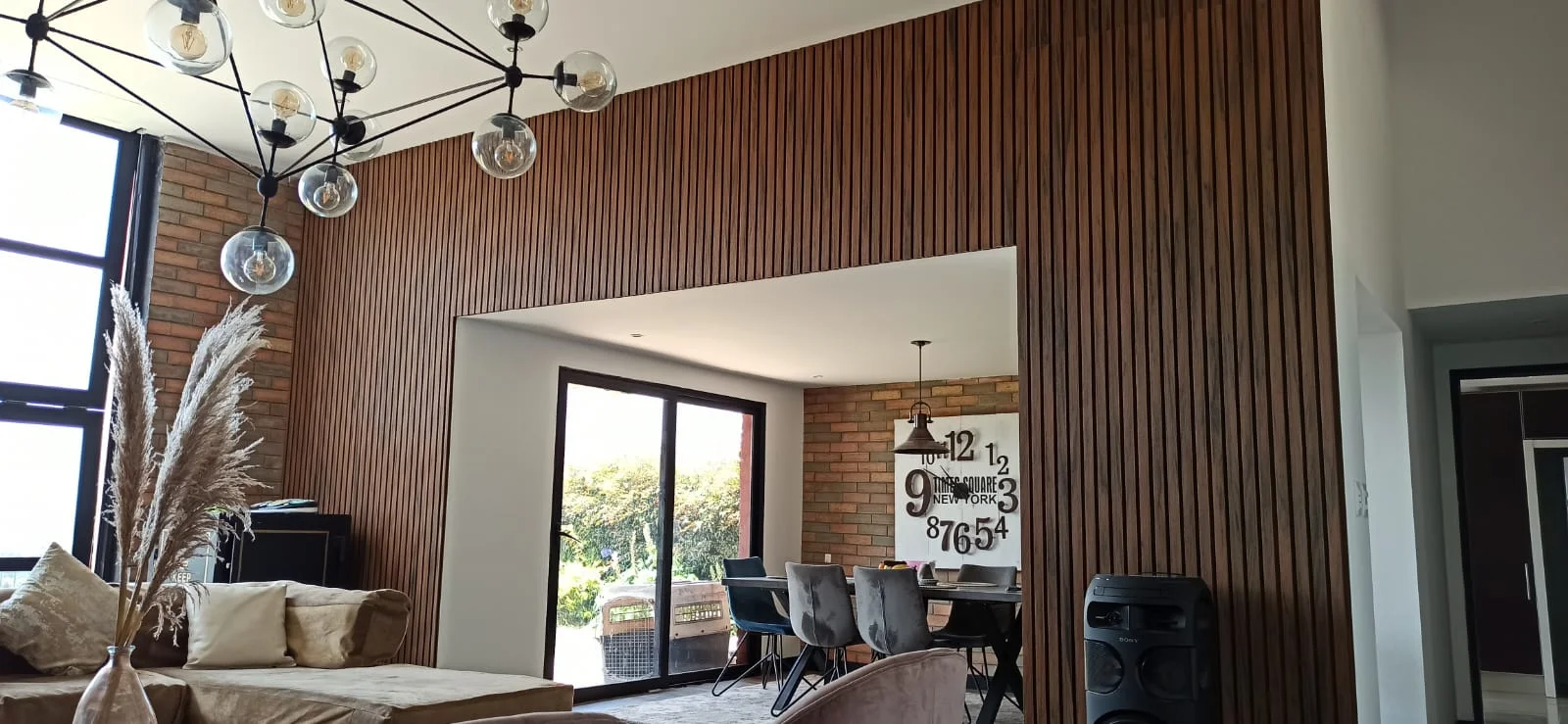 Muro de lamas WPC en sala-comedor